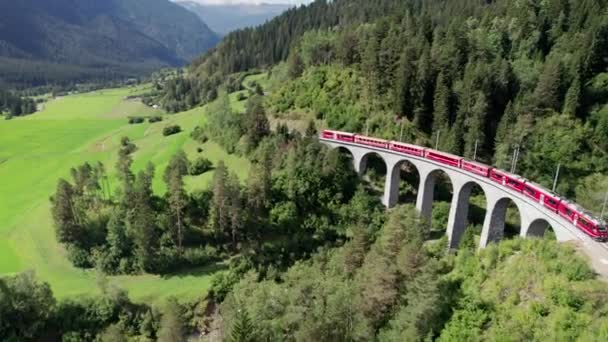 Aerial View of a Moving Red Train Along the Landwasser Viaduct in Swiss Alps — Αρχείο Βίντεο