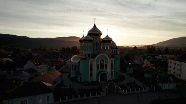Χριστιανική εκκλησία στο ηλιοβασίλεμα, Αεροφωτογραφία, Ναός στην Transcarpathia, Ουκρανία — Αρχείο Βίντεο