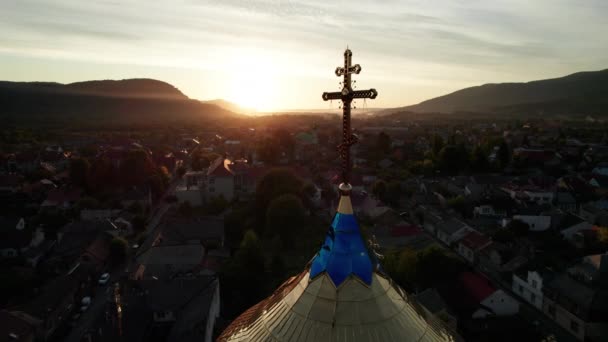 Золотой церковный крест на фоне заката, вид с воздуха, величественный храм на Украине — стоковое видео