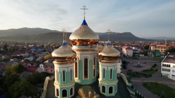 Igreja Cristã ao pôr do sol, Vista aérea, Templo na Transcarpathia, Ucrânia — Vídeo de Stock