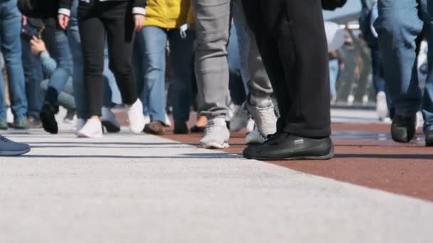 Piernas de la multitud caminando por la calle, primer plano de los pies de la gente, cámara lenta — Vídeos de Stock