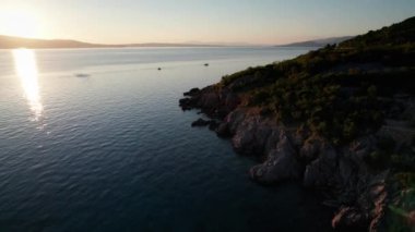 Deniz üzerinde Günbatımının havadan görünüşü Su üzerinde Yapraklar ve Parıltı