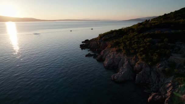 海に沈む夕日の空中展望｜海の上のトレイルとグレア — ストック動画
