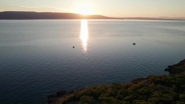 Letecký pohled na krajinu Západ slunce nad mořem Leaves Trail and Glare on the Water — Stock video