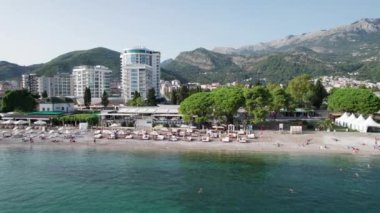 Deniz kıyısındaki Budva Sahili, Güneş Yatakları ve Halkı, Karadağ Kıyısı