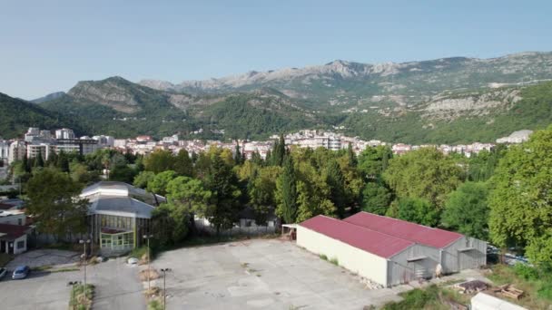 Vista aérea panorámica de la ciudad de Budva, Montenegro, Cordillera del Paisaje Verano — Vídeos de Stock