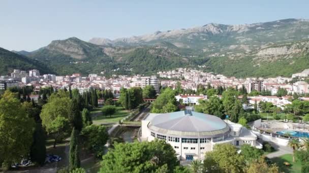 Panoramisch uitzicht op de stad Budva, Montenegro, Landschap bergketen zomer — Stockvideo