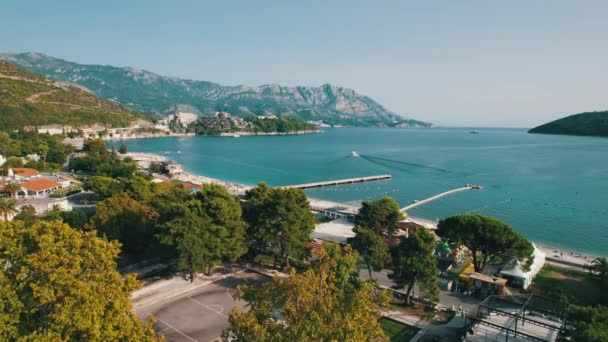 Luftaufnahme Budva Strand am Meer mit Liegestühlen und Menschen, Küste Montenegro — Stockvideo