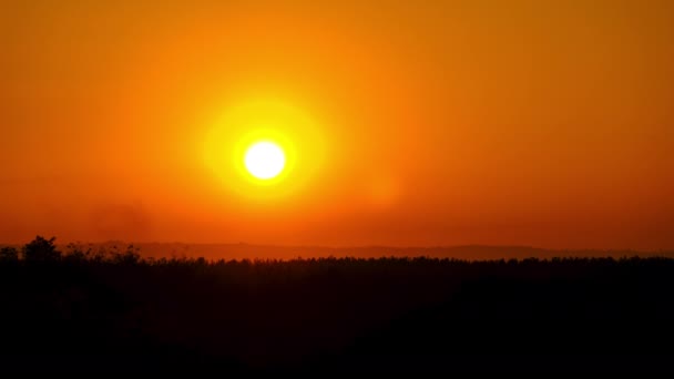 Timelapse Zachód słońca na niebie, Big Bright żółte słońce porusza się w dół na horyzoncie — Wideo stockowe