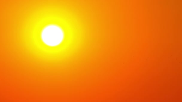 Zeitraffer Sonnenuntergang am Himmel, große leuchtend gelbe Sonne geht am Horizont unter — Stockvideo