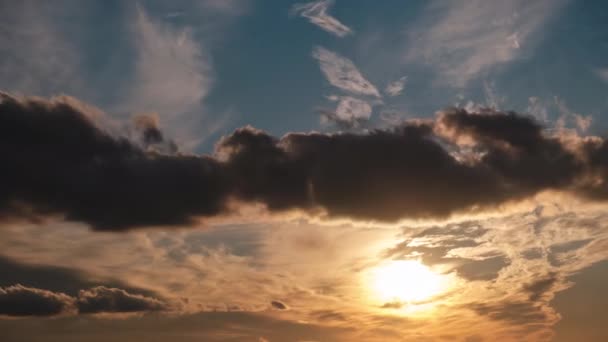 Wolken aan de hemel bewegen tegen de achtergrond van de zon bij zonsondergang, Timelapse — Stockvideo