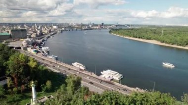 Metropolis 'in nehir kıyısında gökdelenler, otoyol ve trafik manzarası