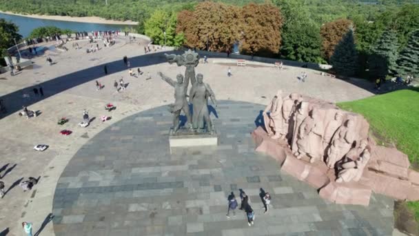 Вид с воздуха на памятник в Арке дружбы в парке "Крещатый" — стоковое видео