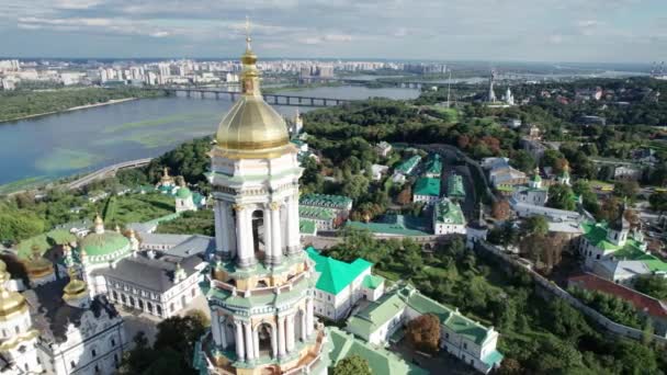 Vue Aérienne De La Lavra De Kiev Pechersk, Grand Clocher De La Lavra, Monastère Orthodoxe — Video