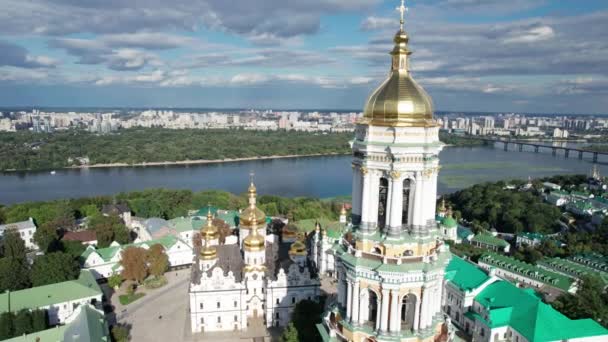 Vista aérea de Kiev Pechersk Lavra, gran campanario de Lavra, monasterio ortodoxo — Vídeos de Stock