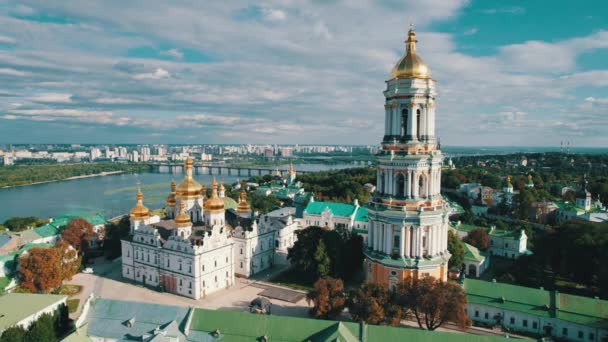 Luchtfoto van Kiev Pechersk Lavra, Grote klokkentoren van Lavra, orthodox klooster — Stockvideo