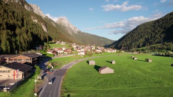 位于阿尔卑斯山日落绿山谷地的奥地利村庄的空中景观 — 图库视频影像