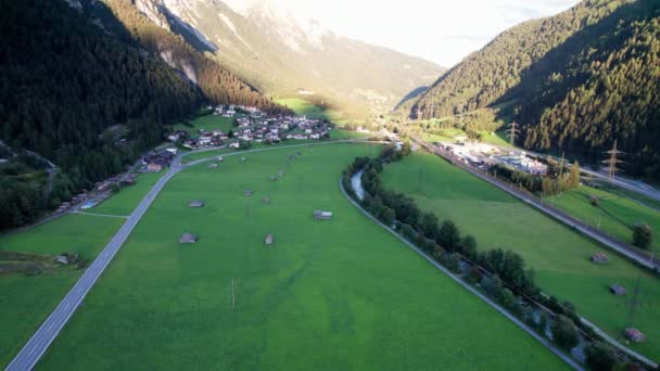 Widok z lotu ptaka na austriacką wioskę w dolinie Zielonej Góry o zachodzie słońca, Alpy — Wideo stockowe