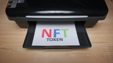 NFT Token Yazdırma, Beyaz Kağıt Sayfasına Yazdırma Bir Jet Yazıcı Tarafından Yazdırma