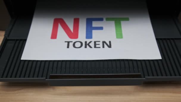 NFT tokennyomtatás, felirat egy sugárhajtású nyomtató által nyomtatott papír fehér lapjára — Stock videók