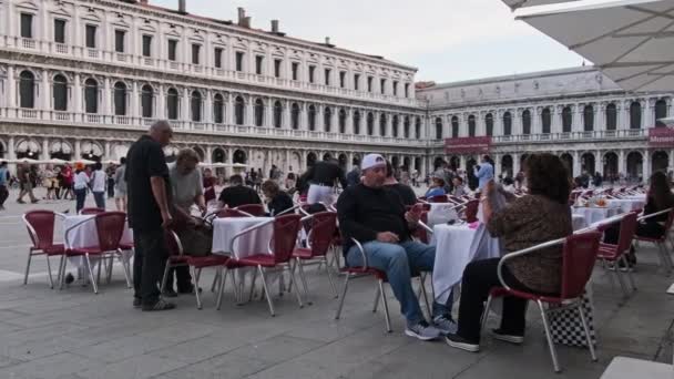 세인트 막스 광장에 있는 식당 과 카페 탁자에 앉아 있는 관광객들 — 비디오