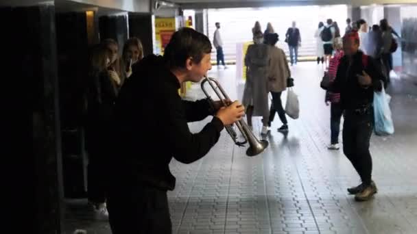 ストリートミュージシャンが地下道でトランペットを演奏 — ストック動画