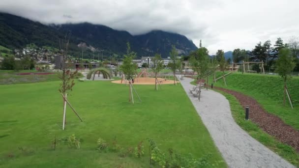 Игровая площадка для детей в Лихтенштейне Among the Mountain Valley, Aerial Vew — стоковое видео