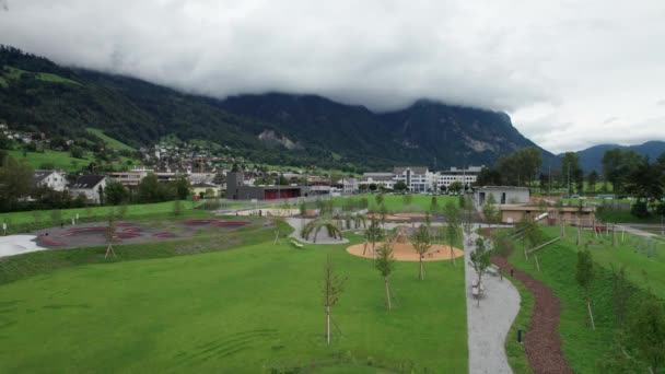 Lekplats för barn i Liechtenstein Bland Bergsdalen, Aerial Vew — Stockvideo
