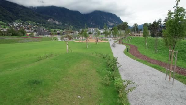 Zona de juegos para niños en Liechtenstein entre el valle de la montaña, Vew aérea — Vídeo de stock