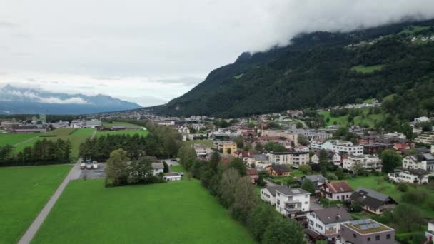 Liechtenstein con Casas en Campos Verdes en Alpes Mountain Valley, Vista Aérea — Vídeos de Stock