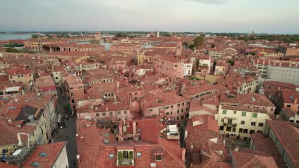 歴史的建造物や鐘楼、スカイライン、イタリアの航空ビューヴェネツィアの都市 — ストック動画