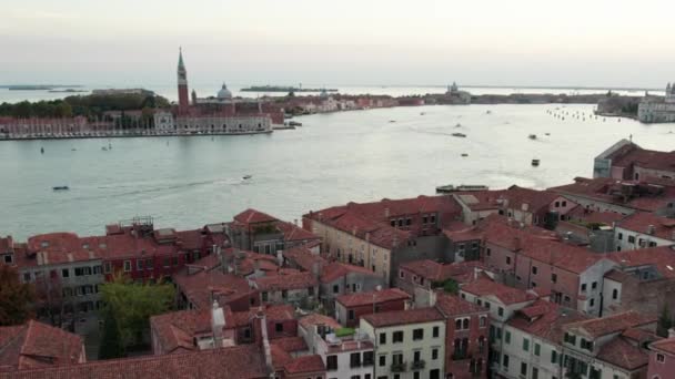 ヴェネツィアの空中ビュー大運河、建物やボートの屋根とイタリア — ストック動画