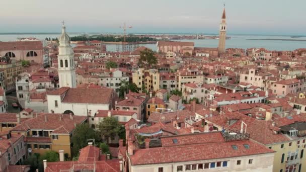 Luftaufnahme Venedig Stadt mit historischen Gebäuden und Glockenturm, Skyline, Italien — Stockvideo