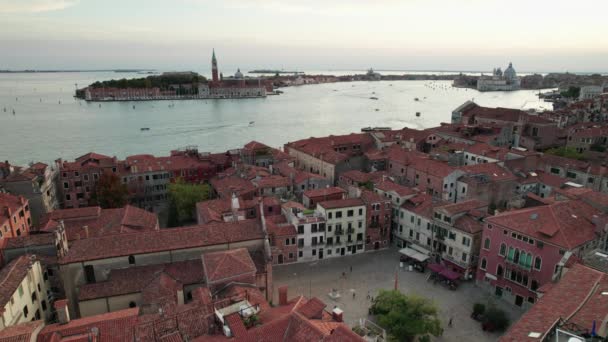 Luchtfoto van Venetië Italië met Grand Canal, daken van gebouwen en boten — Stockvideo