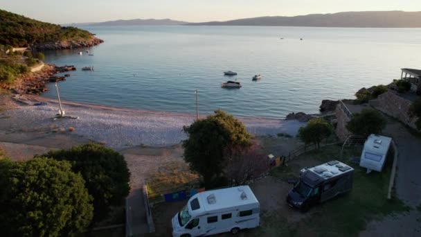 Luchtfoto van de rotskust van Kroatië met Camping en Curve Road bij zonsondergang — Stockvideo