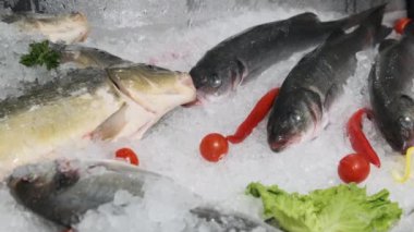 Birçok Taze Deniz Balığı Buz Üstünde Yatar Süpermarket Vitrininde, Donmuş Deniz Ürünleri
