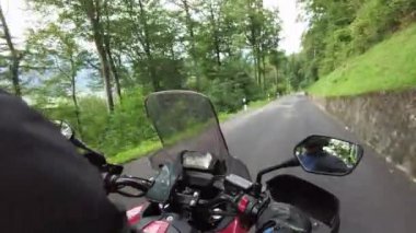 POV Motosikletli Dar Alp Dağı Yolu, Lihtenştayn 'da Motosiklet Sürüşü