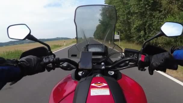 POV av Biker Rides en motorcykel på en naturskön asfalt Road i Österrike — Stockvideo