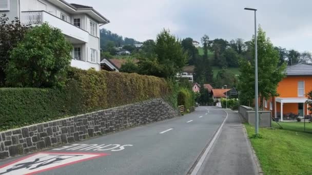 Via vuota nelle Alpi Montagna Città di Eschen, Liechtenstein, Case ai lati — Video Stock