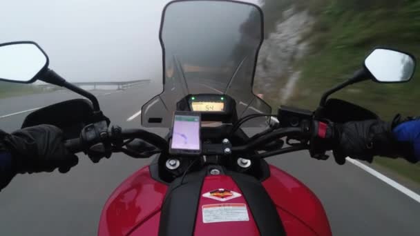 ऑस्ट्रिया पर्वत धुके सह जड पाऊस महामार्ग वर पीओव्ही बाइकर राइड मोटारसायकल — स्टॉक व्हिडिओ