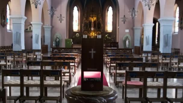 Cattedrale cattolica vuota all'interno, Panche di legno per le preghiere, Interno della chiesa — Video Stock