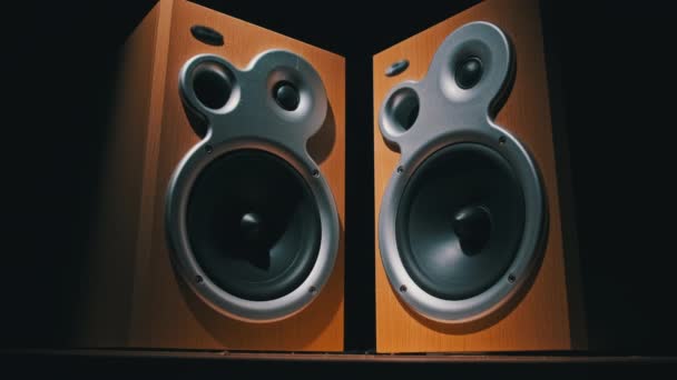 Аудиоспикеры вибрируют от звукового баса в медленном движении на чёрном фоне — стоковое видео