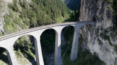 Yazın İsviçre Alplerinde Landwasser Viaduct 'un hava görüntüsü