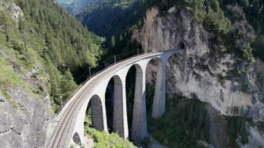 Yazın İsviçre Alplerinde Landwasser Viaduct 'un hava görüntüsü