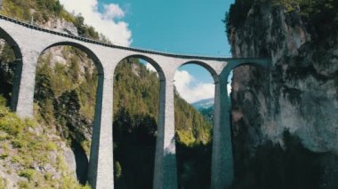 Yazın İsviçre Alplerinde Landwasser Viaduct 'un hava görüntüsü