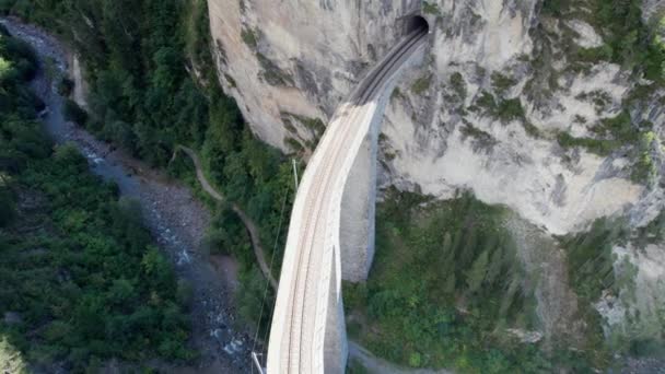 Vista aérea del viaducto de Landwasser en los Alpes suizos en verano — Vídeo de stock