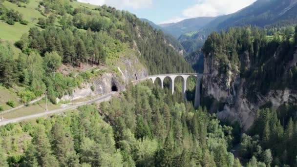 Viaduc Landwasser dans les Alpes Suisses en été, Vue Aérienne sur Green Mountain Valley — Video