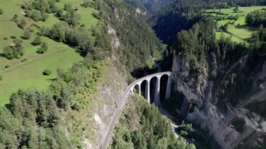 Yaz mevsiminde İsviçre Alplerinde Landwasser Viaduct, Yeşil Dağ Vadisi 'nde Aerial Viaduct