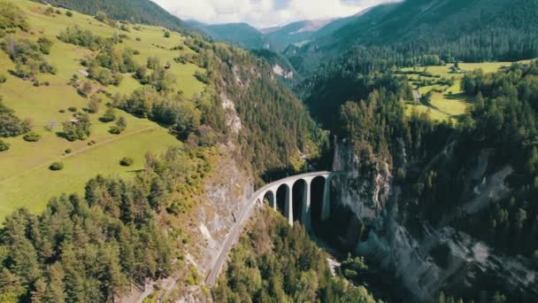 Viaduc Landwasser dans les Alpes Suisses en été, Vue Aérienne sur Green Mountain Valley — Video