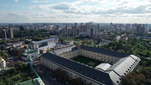 Vista aérea de Metropolis City Skyline com arranha-céus, árvores verdes e céu — Vídeo de Stock